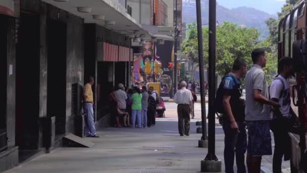 委内瑞拉首都加拉加斯Chacao区身份不明的人和街头交通 — 图库视频影像