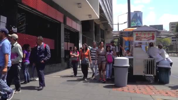 Oidentifierade Personer Och Gatutrafik Distriktet Chacao Caracas Venezuelas Huvudstad — Stockvideo