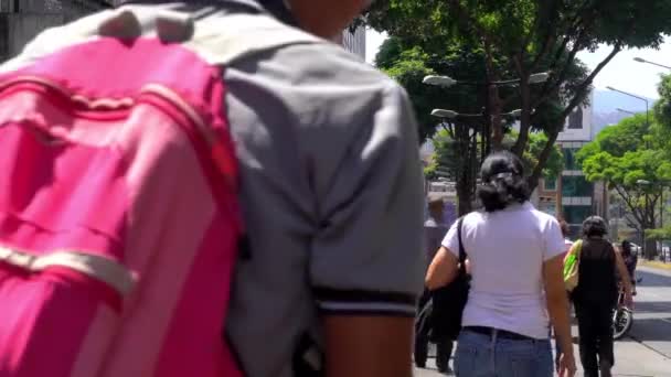Oidentifierade Personer Och Gatutrafik Distriktet Chacao Caracas Venezuelas Huvudstad — Stockvideo