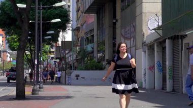 Venezuela 'nın başkenti Caracas' ın Chacao bölgesinde kimliği belirsiz insanlar ve sokak trafiği.