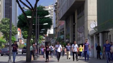 Venezuela 'nın başkenti Caracas' ın Chacao bölgesinde kimliği belirsiz insanlar ve sokak trafiği.