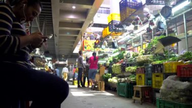 Venezuela 'nın başkenti Caracas' ın Chacao bölgesindeki Mercado belediye de Chacao pazarında kimliği belirsiz kişiler..