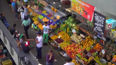 Venezuela 'nın başkenti Caracas' ın Chacao bölgesindeki Mercado belediye de Chacao pazarında kimliği belirsiz kişiler..