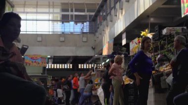 Venezuela 'nın başkenti Caracas' ın Chacao bölgesindeki Mercado belediye de Chacao pazarında kimliği belirsiz kişiler..