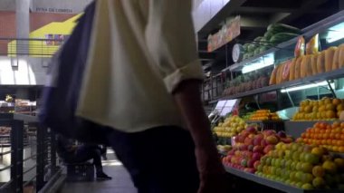 Venezuela 'nın başkenti Caracas' ın Chacao bölgesindeki Mercado belediye de Chacao pazarında kimliği belirsiz kişiler..