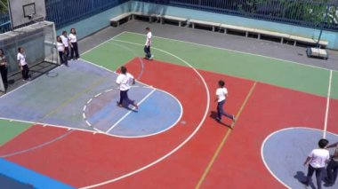 Venezuela 'nın başkenti Caracas' ın El Marques bölgesindeki bir devlet okulunda oyun oynayan kimliği belirsiz öğrenciler, 2019