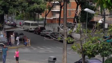 Venezuela 'nın başkenti Caracas' taki La Hoyada metro istasyonu yakınlarındaki kimliği belirsiz insanlar, 2019 Mach civarında.