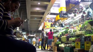 Venezuela 'nın başkenti Caracas' ın Chacao bölgesindeki Mercado belediye de Chacao pazarında kimliği belirsiz kişiler..