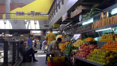 Venezuela 'nın başkenti Caracas' ın Chacao bölgesindeki Mercado belediye de Chacao pazarında kimliği belirsiz kişiler..
