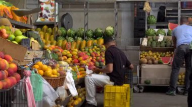 Venezuela 'nın başkenti Caracas' ın Chacao bölgesindeki Mercado belediye de Chacao pazarında kimliği belirsiz kişiler..