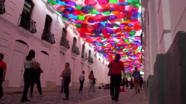 Venezuela 'nın başkenti Caracas' taki La Hoyada metro istasyonu yakınlarındaki Şemsiye Gökyüzü adı verilen yerde kimliği belirsiz insanlar 2019 yılı dolaylarında