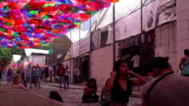 Venezuela 'nın başkenti Caracas' taki La Hoyada metro istasyonu yakınlarındaki Şemsiye Gökyüzü adı verilen yerde kimliği belirsiz insanlar 2019 yılı dolaylarında