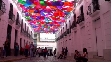 Venezuela 'nın başkenti Caracas' taki La Hoyada metro istasyonu yakınlarındaki Şemsiye Gökyüzü adı verilen yerde kimliği belirsiz insanlar 2019 yılı dolaylarında