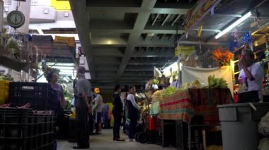Venezuela 'nın başkenti Caracas' ın Chacao bölgesindeki Mercado belediye de Chacao pazarında kimliği belirsiz kişiler..