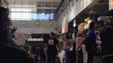Venezuela 'nın başkenti Caracas' ın Chacao bölgesindeki Mercado belediye de Chacao pazarında kimliği belirsiz kişiler..
