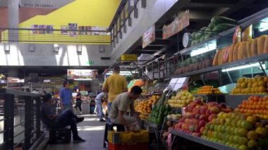 Venezuela 'nın başkenti Caracas' ın Chacao bölgesindeki Mercado belediye de Chacao pazarında kimliği belirsiz kişiler..