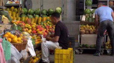 Venezuela 'nın başkenti Caracas' ın Chacao bölgesindeki Mercado belediye de Chacao pazarında kimliği belirsiz kişiler..