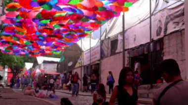 Venezuela 'nın başkenti Caracas' taki La Hoyada metro istasyonu yakınlarındaki Şemsiye Gökyüzü adı verilen yerde kimliği belirsiz insanlar 2019 yılı dolaylarında