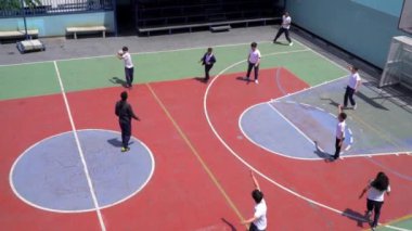 Venezuela 'nın başkenti Caracas' ın El Marques bölgesindeki bir devlet okulunda oyun oynayan kimliği belirsiz öğrenciler, 2019