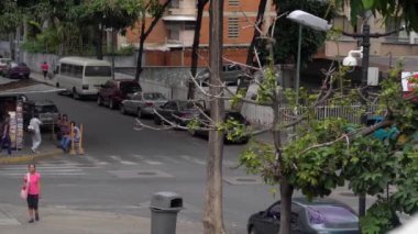 Venezuela 'nın başkenti Caracas' taki La Hoyada metro istasyonu yakınlarındaki kimliği belirsiz insanlar, 2019 Mach civarında.