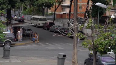 Venezuela 'nın başkenti Caracas' taki La Hoyada metro istasyonu yakınlarındaki kimliği belirsiz insanlar, 2019 Mach civarında.