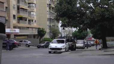 Venezuela 'nın başkenti Caracas' taki La Hoyada metro istasyonu yakınlarındaki kimliği belirsiz insanlar, 2019 Mach civarında.