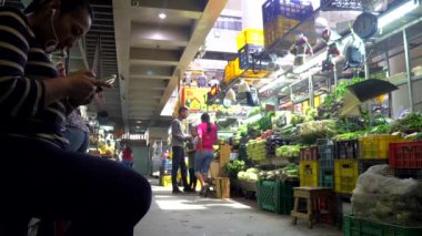 Venezuela 'nın başkenti Caracas' ın Chacao semtindeki Mercado Belediye de Chacao pazarında kimliği belirsiz insanlar, 2019 yılı dolaylarında