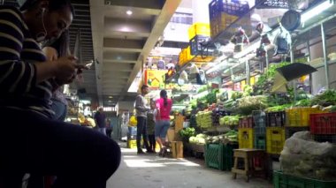 Venezuela 'nın başkenti Caracas' ın Chacao semtindeki Mercado Belediye de Chacao pazarında kimliği belirsiz insanlar, 2019 yılı dolaylarında