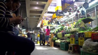 Venezuela 'nın başkenti Caracas' ın Chacao semtindeki Mercado Belediye de Chacao pazarında kimliği belirsiz insanlar, 2019 yılı dolaylarında
