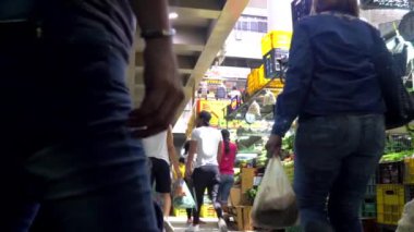 Venezuela 'nın başkenti Caracas' ın Chacao semtindeki Mercado Belediye de Chacao pazarında kimliği belirsiz insanlar, 2019 yılı dolaylarında