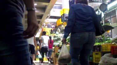 Venezuela 'nın başkenti Caracas' ın Chacao semtindeki Mercado Belediye de Chacao pazarında kimliği belirsiz insanlar, 2019 yılı dolaylarında