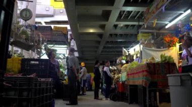 Venezuela 'nın başkenti Caracas' ın Chacao semtindeki Mercado Belediye de Chacao pazarında kimliği belirsiz insanlar, 2019 yılı dolaylarında