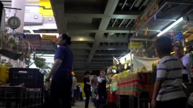 Venezuela 'nın başkenti Caracas' ın Chacao semtindeki Mercado Belediye de Chacao pazarında kimliği belirsiz insanlar, 2019 yılı dolaylarında