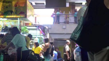 Venezuela 'nın başkenti Caracas' ın Chacao semtindeki Mercado Belediye de Chacao pazarında kimliği belirsiz insanlar, 2019 yılı dolaylarında