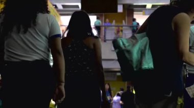 Venezuela 'nın başkenti Caracas' ın Chacao semtindeki Mercado Belediye de Chacao pazarında kimliği belirsiz insanlar, 2019 yılı dolaylarında