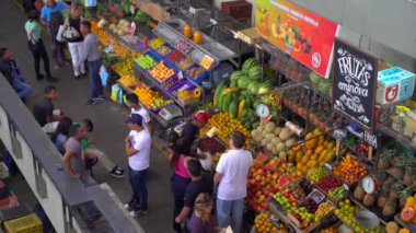 Venezuela 'nın başkenti Caracas' ın Chacao semtindeki Mercado Belediye de Chacao pazarında kimliği belirsiz insanlar, 2019 yılı dolaylarında