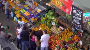 Venezuela 'nın başkenti Caracas' ın Chacao semtindeki Mercado Belediye de Chacao pazarında kimliği belirsiz insanlar, 2019 yılı dolaylarında