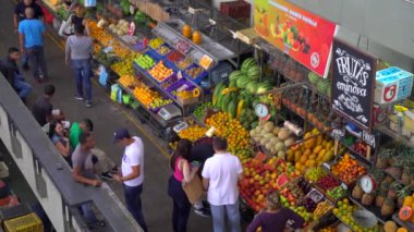 Venezuela 'nın başkenti Caracas' ın Chacao semtindeki Mercado Belediye de Chacao pazarında kimliği belirsiz insanlar, 2019 yılı dolaylarında