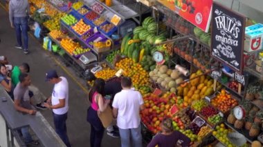 Venezuela 'nın başkenti Caracas' ın Chacao semtindeki Mercado Belediye de Chacao pazarında kimliği belirsiz insanlar, 2019 yılı dolaylarında