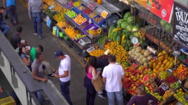 Venezuela 'nın başkenti Caracas' ın Chacao semtindeki Mercado Belediye de Chacao pazarında kimliği belirsiz insanlar, 2019 yılı dolaylarında