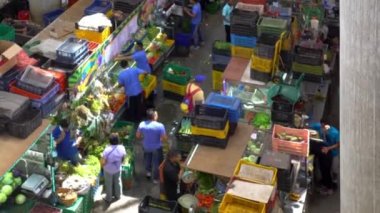 Venezuela 'nın başkenti Caracas' ın Chacao semtindeki Mercado Belediye de Chacao pazarında kimliği belirsiz insanlar, 2019 yılı dolaylarında