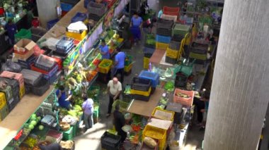Venezuela 'nın başkenti Caracas' ın Chacao semtindeki Mercado Belediye de Chacao pazarında kimliği belirsiz insanlar, 2019 yılı dolaylarında