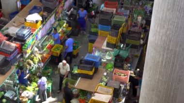 Venezuela 'nın başkenti Caracas' ın Chacao semtindeki Mercado Belediye de Chacao pazarında kimliği belirsiz insanlar, 2019 yılı dolaylarında