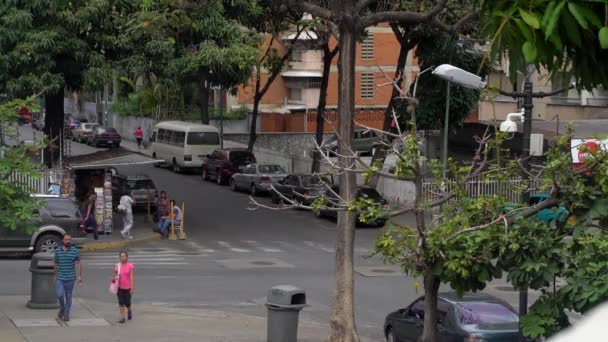 位于委内瑞拉首都加拉加斯市中心La Hoyada地铁站附近的不明身份者 约2019年 — 图库视频影像