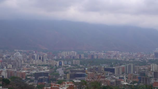 从Mirador Valle Arriba的观点看待委内瑞拉首都加拉加斯2019年 — 图库视频影像