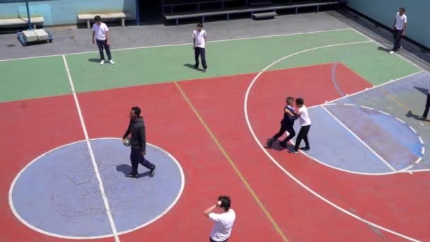 Estudiantes Identificados Jugando Juego Pelota Recreativa Una Escuela Pública Distrito — Vídeo de stock