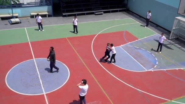 Άγνωστοι Μαθητές Που Παίζουν Ένα Παιχνίδι Ποδοσφαίρου Αναψυχής Δημόσιο Σχολείο — Αρχείο Βίντεο