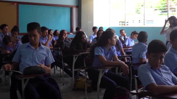 2019年委内瑞拉首都加拉加斯El Marques区一所公立学校的学生身份不明 — 图库视频影像