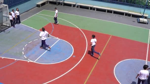 Άγνωστοι Μαθητές Που Παίζουν Ένα Παιχνίδι Ποδοσφαίρου Αναψυχής Δημόσιο Σχολείο — Αρχείο Βίντεο