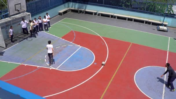 Estudiantes Identificados Jugando Juego Pelota Recreativa Una Escuela Pública Distrito — Vídeos de Stock